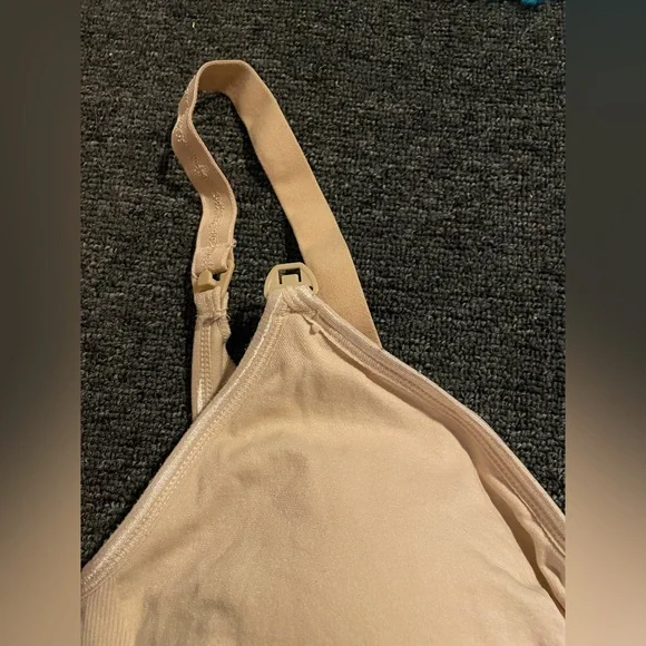 Lot of 3 nursing bras size xl  they’ve been laundered and that’s it. Unused. - Picture 5 of 10